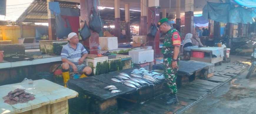 Jelang Nataru, Babinsa Koramil 1701-09/Japsel Monitor Harga Sembako Pasar Hamadi