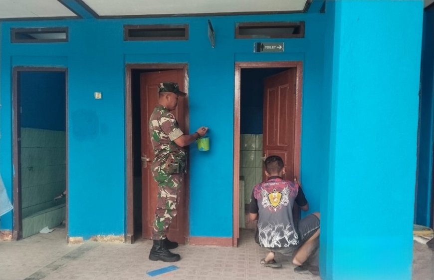 Babinsa Sentani dan Denzipur 10/KYD Rehab MCK SD Inpres Dobonsolo