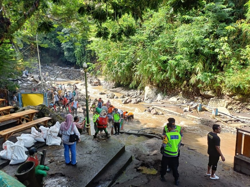 Anggota Kodim 0712 Tegal Laksanakan Pembersihan Objek Wisata Guci Pascabanjir