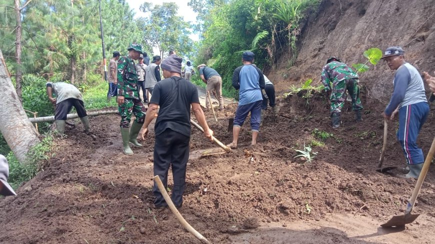 Anggota Koramil 19 Bumijawa Bersama Instansi Terkait Kerja Bakti Bersihkan Material Longsor