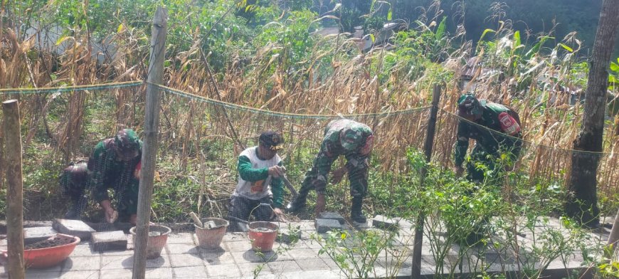 Danramil 06 Kalibening dan Warga Membuat Jalan Usaha Tani