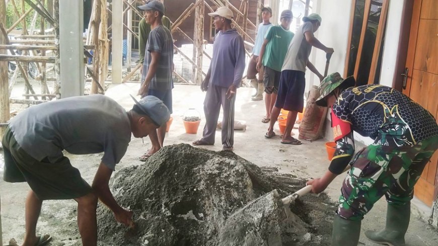 Babinsa Koramil Skanto Gotong Royong Pengecoran Teras Mushola