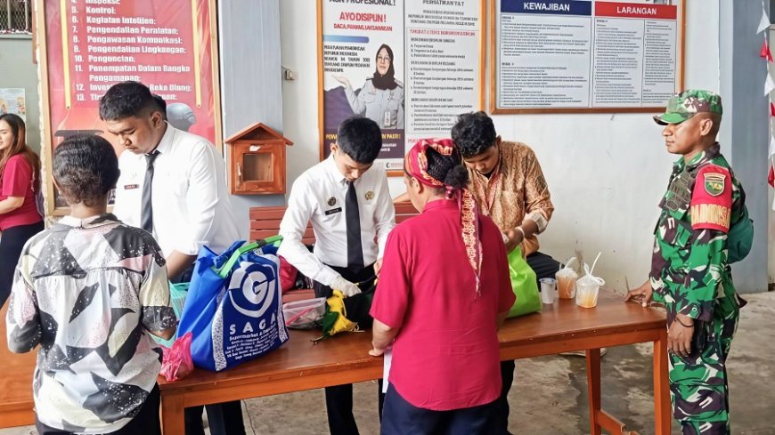 Momen Natal, Babinsa Kawal Keamanan Kunjungan Keluarga ke Lapas Abepura