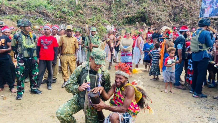 Kebahagiaan di Hari Natal Masyarakat Tomka Sambut Peletakan Batu Pertama Pembangunan Gereja Tomka oleh Pangkogabwilhan III didampingi Pangkoops Swasembada