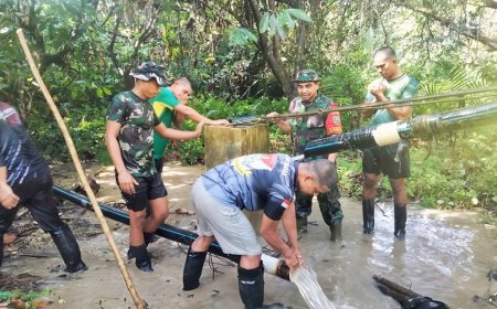 Atasi Krisis Air Bersih, TNI dan Warga Perbaiki Pipa di Kampung Umuaf