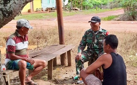 Babinsa Elikobel Bangun Keakraban Lewat Komsos Bersama Warga Kampung Sipias