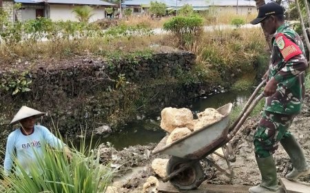 Babinsa Skanto Gotong Royong Bersama Warga Bangun Talud