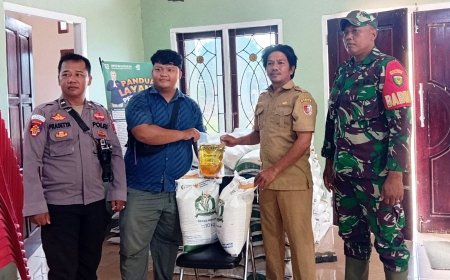 Babinsa Merauke Dampingi Penyaluran Bantuan Pangan Bulog Untuk Warga Kampung Sidomulyo