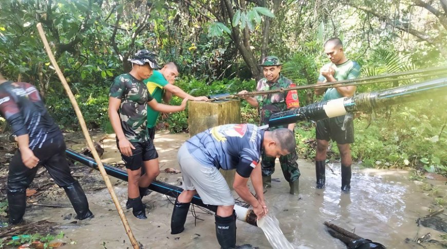 Atasi Krisis Air Bersih, TNI dan Warga Perbaiki Pipa di Kampung Umuaf