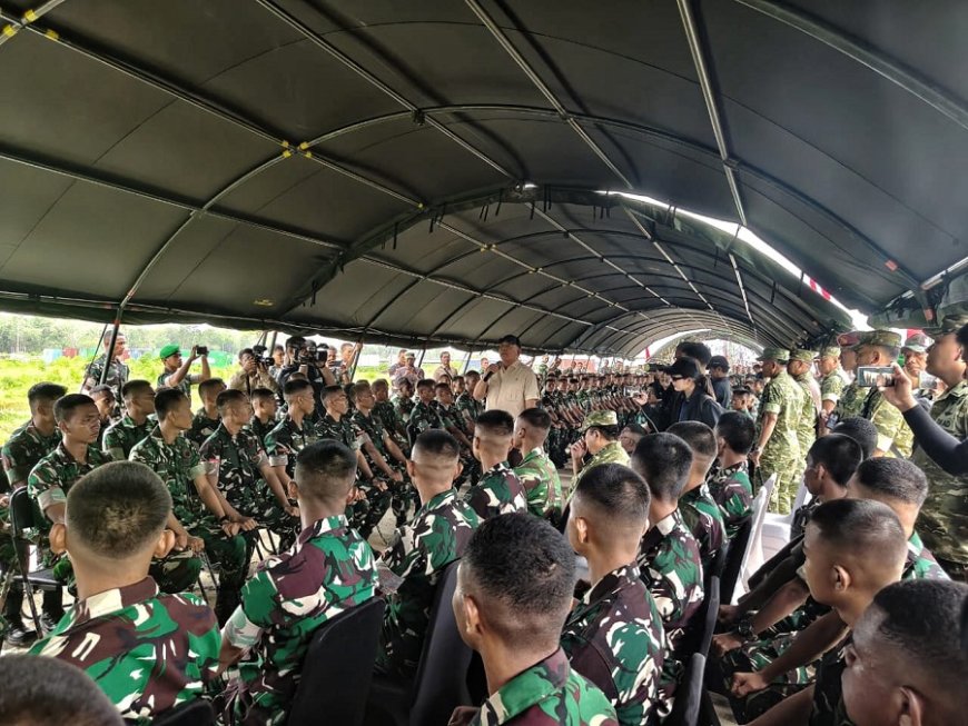 Tinjau Satuan dan Beri Perhatian Penuh Prajurit di Wanam, Pangdam XXIV/Mandala Trikora Dampingi Menhan RI