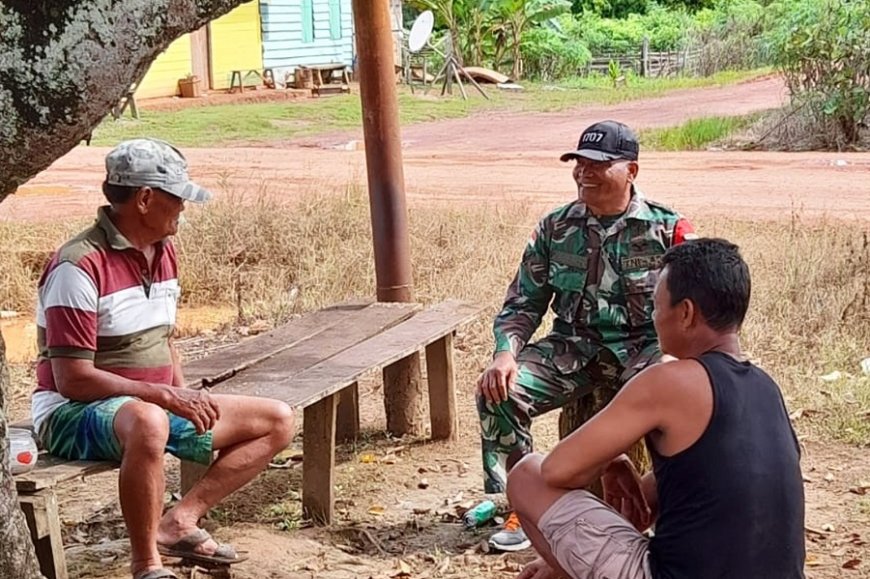 Babinsa Elikobel Bangun Keakraban Lewat Komsos Bersama Warga Kampung Sipias