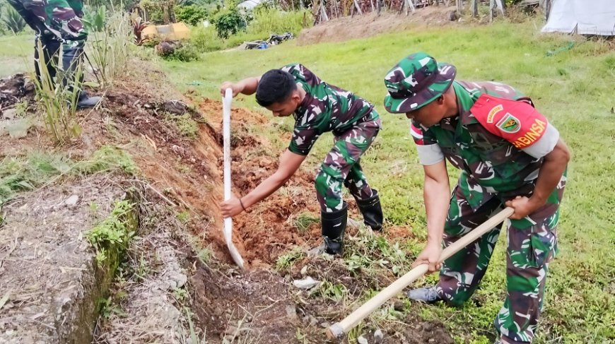 Bukti Toleransi: Babinsa Bantu Bersihkan Gereja di Kampung Umuaf