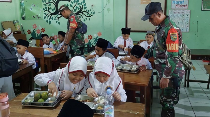 Dukung Tumbuh Kembang Optimal, Babinsa Abepura Tegaskan Pentingnya Gizi bagi Siswa