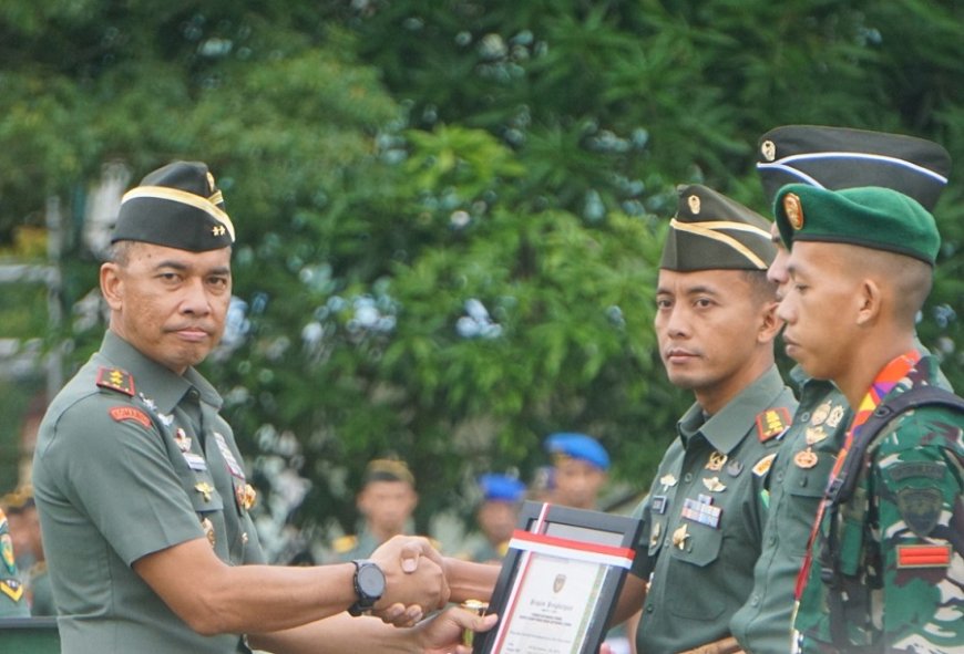Dedikasi Tanpa Batas: Pangdam XXIV/MT Anugerahi Piagam Penghargaan Presiden RI kepada Prajurit Berprestasi