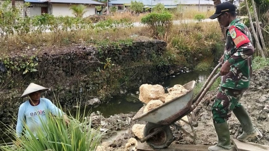 Babinsa Skanto Gotong Royong Bersama Warga Bangun Talud