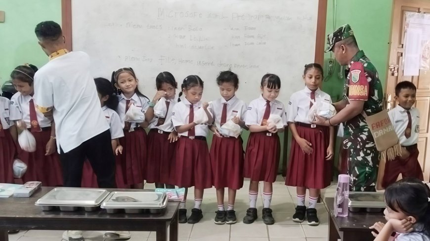 Dukung Pemberian Gizi Anak Sekolah, Babinsa Dampingi Penyaluran MBG