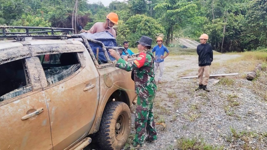 Tingkatkan Mutu Pendidikan di Perbatasan RI-PNG, Babinsa Kawal Pemasangan PLTS