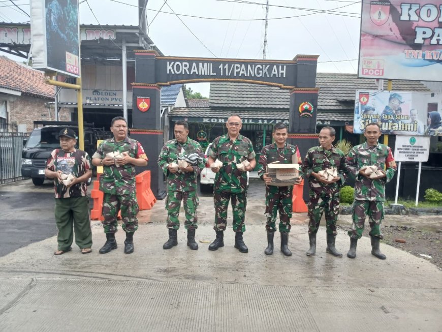 Koramil 11 Pangkah Gelar Bhakti Sosial Jum’at Berkah, Bagikan 100 Nasi Bungkus
