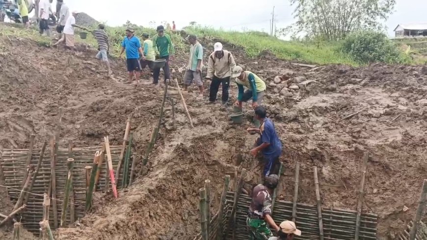 Babinsa Koramil 05 Suradadi Bersama Warga Gotong Royong Bangun Jembatan Garuda Di Desa Gembongdadi
