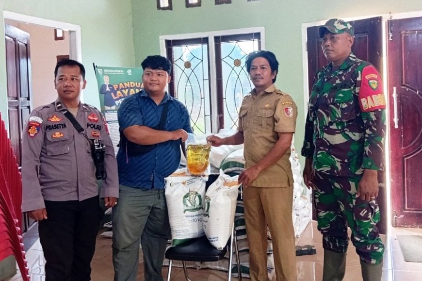 Babinsa Merauke Dampingi Penyaluran Bantuan Pangan Bulog Untuk Warga Kampung Sidomulyo