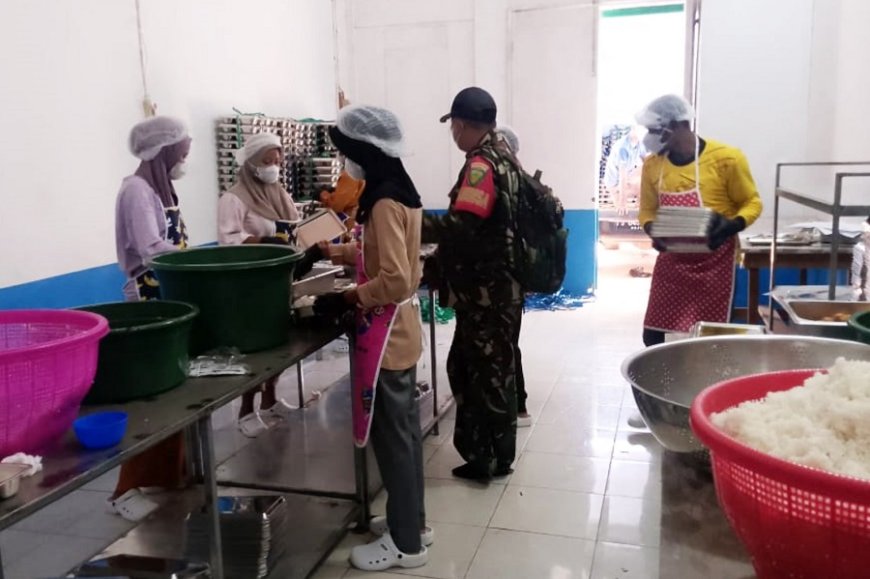 Babinsa Koramil Muting Pastikan Kebersihan dan Kelayakan Program MBG di Kampung Andaito