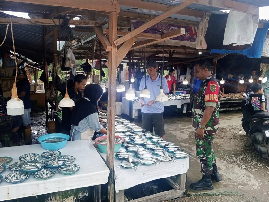 Antisipasi Lonjakan Harga, Babinsa Pantau Harga Sembako di Pasaran