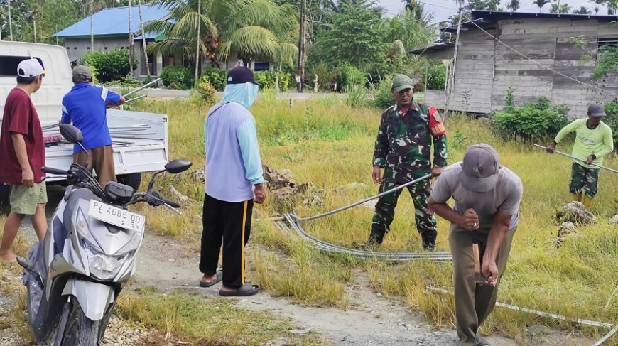 Atasi Jalan Gelap, Masyarakat dan Babinsa Rakit Penerangan di Kampung Yuwanain