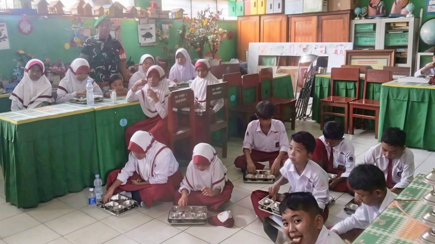 Babinsa Kodim 1701/Jayapura Terus Kawal Program Pemberian Makan Bergizi