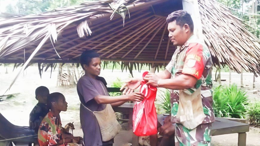 TNI Hadir Untuk Rakyat, Babinsa Waris Bantu Kebutuhan Warga