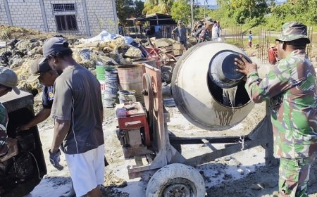 TNI Hadir untuk Semua, Babinsa Skanto Bersama Jemaat Gotong Royong Bangun Gereja GKI Solagratia