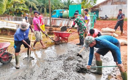 Babinsa Koramil Ulilin Gotong Royong Bersama Warga Bangun Pagar Masjid Al-Ikhlas