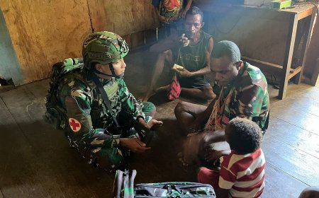 TNI Untuk Papua Sehat, Satgas Pamtas RI-PNG Statis Yonif 753/AVT Periksa Kesehatan Warga Kampung Mot