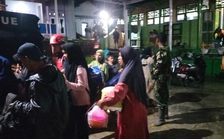 Babinsa Kodim 0712/Tegal Bergerak Cepat Evakuasi Korban Tanah Bergerak di Desa Padasari
