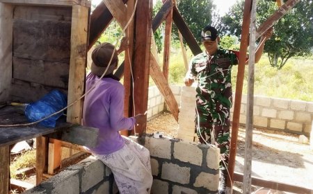 Kemanunggalan TNI-Rakyat, Babinsa Koramil Skanto Bantu Warga Bangun Rumah