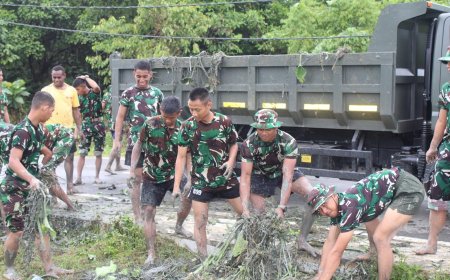 Yonif TP 809/NTM Gelar Karya Bakti Pembersihan Sungai Petam dan Pantai Base Camp di Kabupaten Sarmi