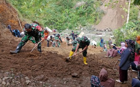 TNI dan Warga Bangun Jembatan Garuda di Punggelan