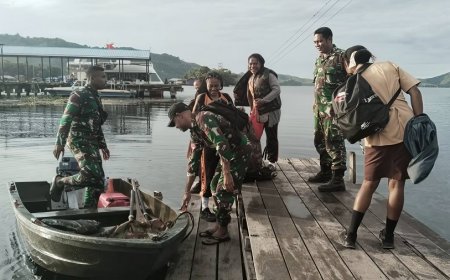 Pastikan Keselamatan Pelajar, Babinsa Sentani Dampingi Penyeberangan Jalur Air