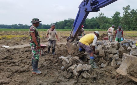 Pembangunan Jembatan Garuda di Atas Sungai Wuri Dikebut, TNI dan Warga Gotong Royong
