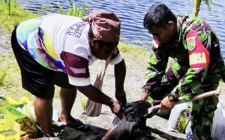 Babinsa Sentani Bantu Warga Siapkan Material Talut di Kampung Ifar Besar