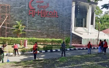 Babinsa dan Mahasiswa KKN Gotong Royong Bersihkan Masjid Al-Hijrah Perbatasan RI–PNG