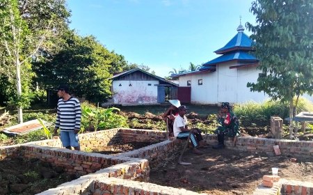 Babinsa dan Warga Sigabel Jaya Bahu Membahu Bangun Rumah Untuk Guru Ngaji