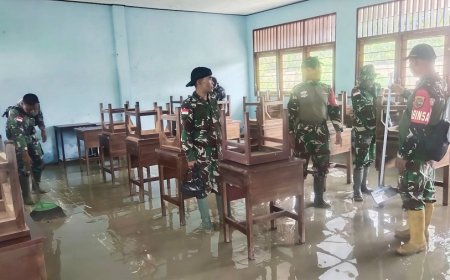 Babinsa Arso Bantu Pulihkan SMA YPPK Taruna Tegasa Pasca Banjir Lumpur