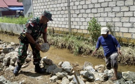 Babinsa Sentani Bantu Warga Bangun Talud Antisipasi Banjir di Kawasan Rawan