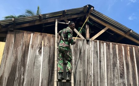 Satgas Pamtas RI-PNG Statis Yonif 753/AVT Renovasi Rumah Warga di Perbatasan Papua, Wujud Kepedulian dan Sinergitas
