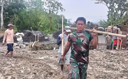 Babinsa Kodim 0712/Tegal dan Warga Gembongdadi Gotong Royong Bangun Jembatan Gantung Garuda di Tengah Puasa Ramadhan