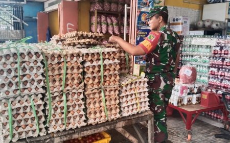 Selama Ramadhan, Babinsa Rutin Turun ke Pasar Pastikan Harga Sembako Stabil
