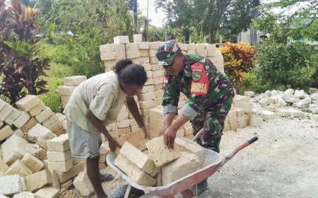 Bantu Bangun Rumah Warga, Babinsa Skanto Tunjukkan Kemanunggalan dengan Rakyat