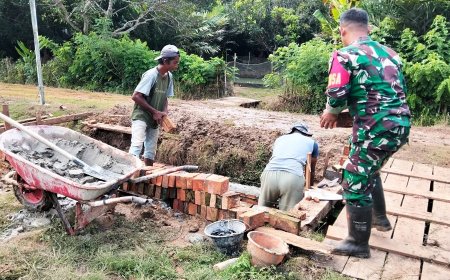 Babinsa Koramil Ulilin Hadir di Tengah Warga, Bantu Pembuatan Gorong-Gorong di Kampung Kandrakay