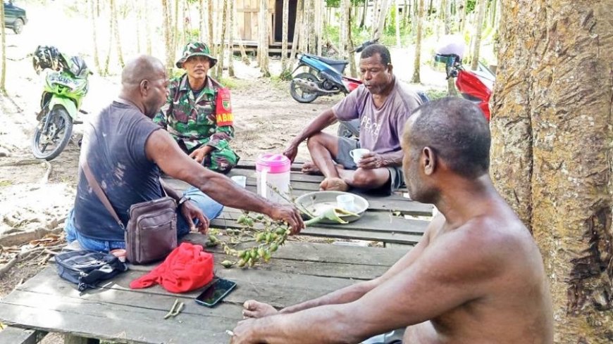 Sambangi Warga, Babinsa Ajak Masyarakat Jaga Keamanan dan Jauhi Miras