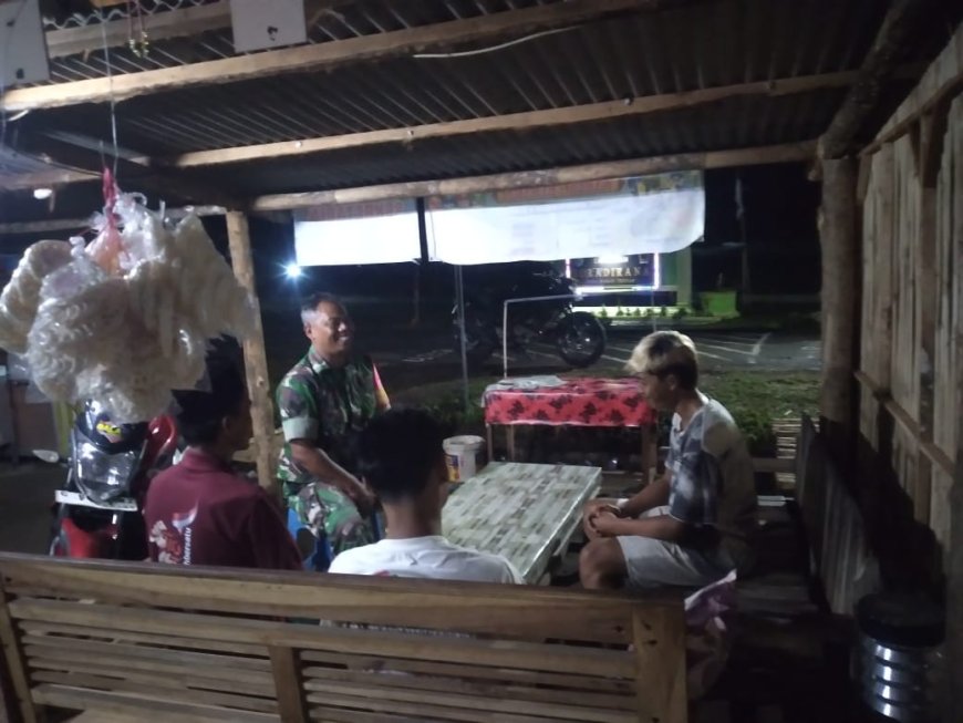 Babinsa Koramil 16 Margasari Laksanakan Patroli Malam dan Komsos, Ajak Pemuda Jaga Kamtibmas Desa